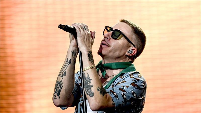 Der US-amerikanische Musiker Macklemore steht beim Lollapalooza Festival Berlin auf dem Gelände des Olympiastadions auf der Bühne.
