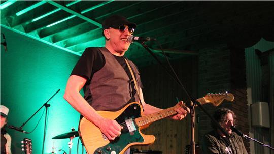 Der US-amerikanische Songwriter Scott Bricklin gastiert in der Grünendeicher Fernsicht.