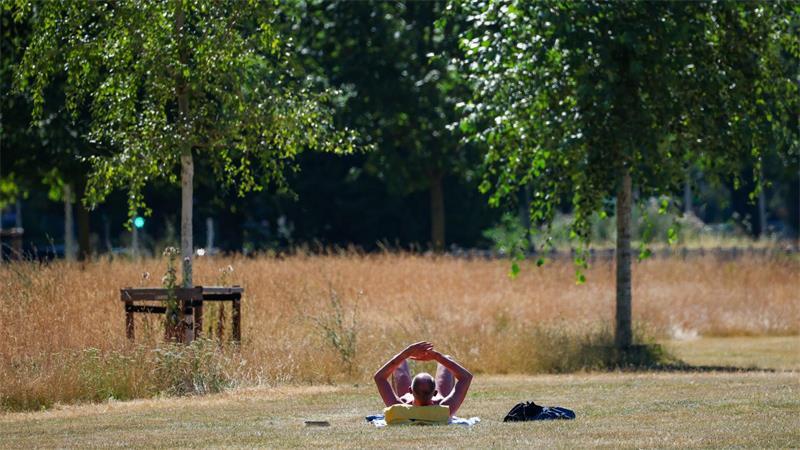 Neue Hitzerekorde? Nächte werden wieder tropisch Der UV-Index ist hoch, daher sollte man sich schützen, sagt der DWD