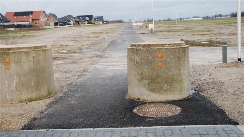 Der Übergang in die asphaltierte Baustraße bleibt bis zum Endausbau gesperrt, damit schwere Baufahrzeuge nicht durch den gepflasterten Pappelweg fahren.
