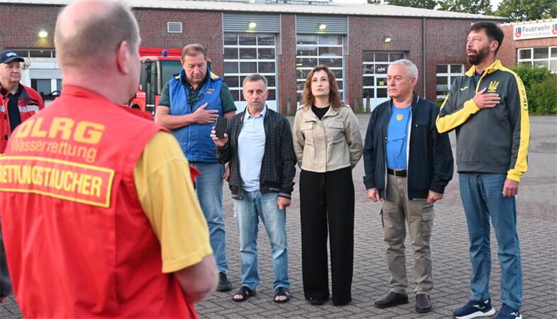 Hilfsgüter im Wert von 80.000 Euro sind auf dem Weg in die Ukraine Der Ukrainer Grischa Kaflowsky (Zweiter von rechts) singt mit seinen Helfern die ukrainische Nationalhymne.