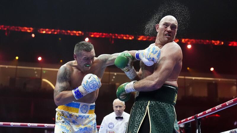 Duell um Schwergewichtskrone: Profiboxer Usyk schlägt Fury Der Ukrainer Oleksandr Usyk (l) hatte Tyson Fury am Ende der neunten Runde am Rande des Kockouts.