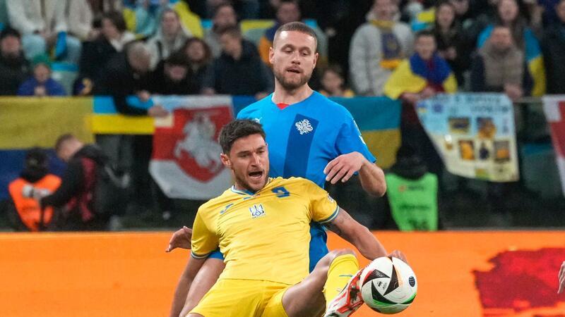EM-Teilnahme: Georgien historisch, Ukraine fürs Volk, Polen im Krimi Der Ukrainer Roman Jaremtschuk ist vor Sverrir Ingason am Ball.