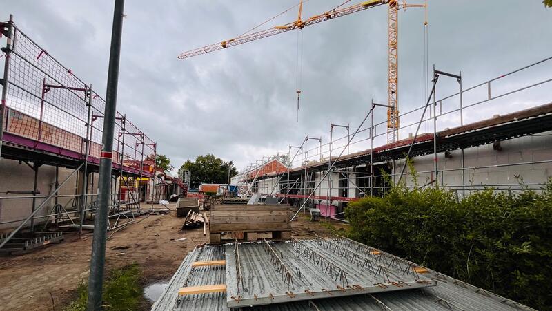 Der Umbau der Altgebäude (links) und der Bau des neuen Schultraktes in Hammah schreiten voran.