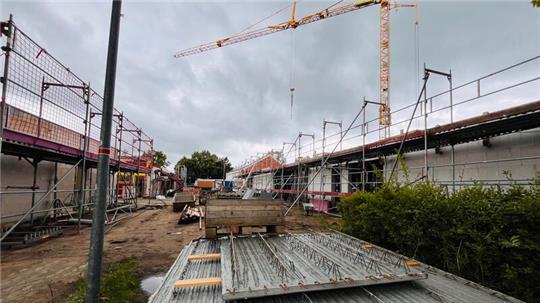 Der Umbau der Altgebäude (links) und der Bau des neuen Schultraktes in Hammah schreiten voran.