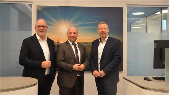 Der Umbau ist fast fertig: Vorstandsvorsitzender Holger Franz aus Leer (links) und die Bereichsleiter Björn Großmann (Mitte) und Lars Keitsch in der Drochterser Bankzentrale.