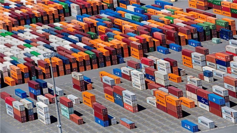 Der Umschlag an Niedersachsens Seehäfen stiegt deutlich - insbesondere am Jade-Weser-Port in Wilhelmshaven. (Archivbild)