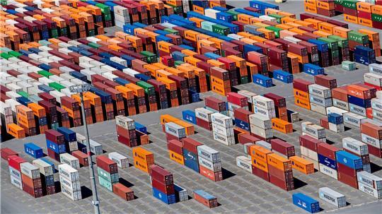 Der Umschlag an Niedersachsens Seehäfen stiegt deutlich - insbesondere am Jade-Weser-Port in Wilhelmshaven. (Archivbild)