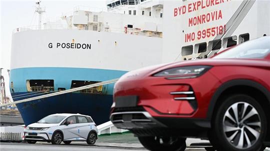 Der Umschlag mit Autos aus China hat noch nicht die Wende gebracht: Der Umschlag am Autoterminal Bremerhaven schrumpft gewaltig.