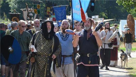 Der Umzug der Heerlager war einer der Höhepunkte des Mittelalterfestes am Vörder See.