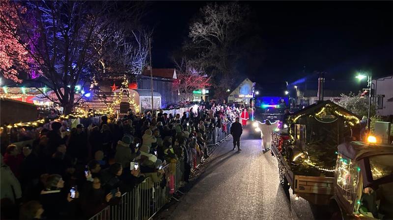 Der Umzug des Weihnachtsmannes rollt vor dem Christkindplatz und der Villa von Issendorff vor - auch hier sehnlichst erwartet von Hunderten.