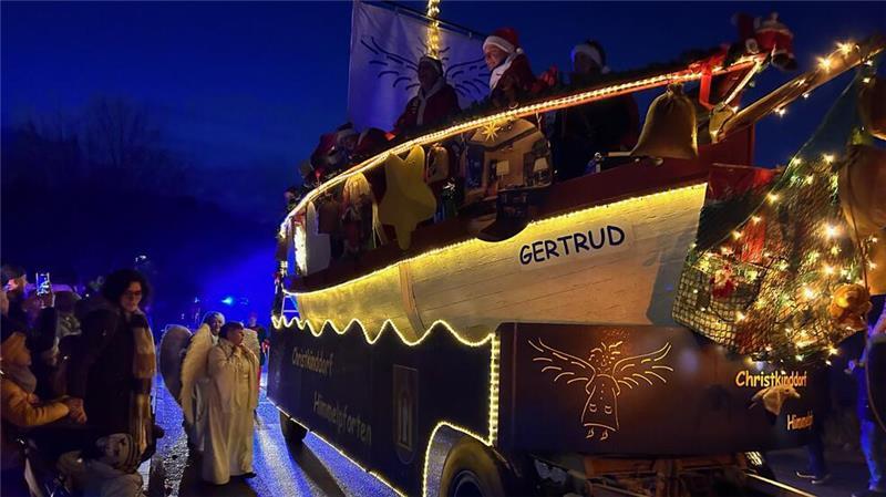 Der Umzug des Weihnachtsmanns ist eine Überraschung. Sicher ist: Das Weihnachtsschiff Gertrud wird dabei sein, an Bord Austauschschüler aus der französischen Partnergemeinde Lorrez-le Bocage.
