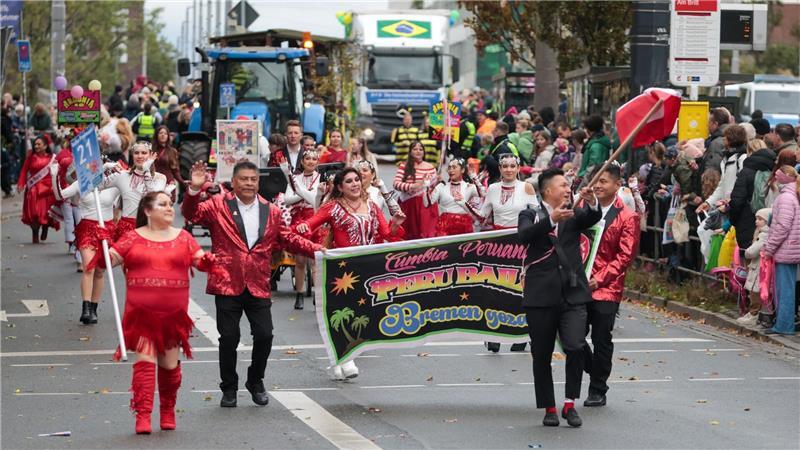 Fünfte Jahreszeit in Bremen – Tausende ziehen zum Freimarkt Der Umzug durch Bremen mit rund 4.000 Teilnehmerinnen und Teilnehmer ist der Höhepunkt des Freimarkts.