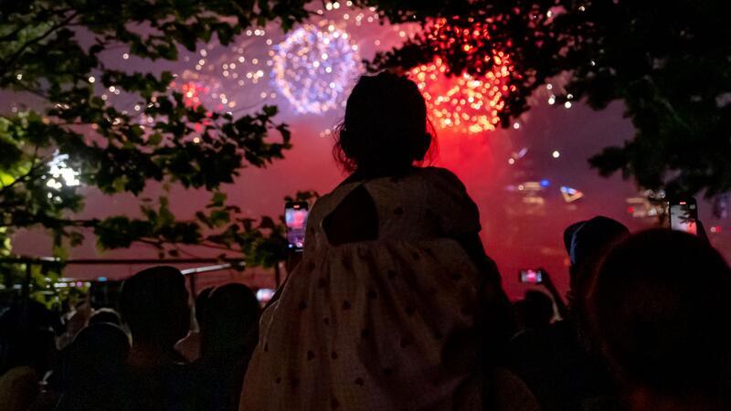 Auto fährt in Menschenmenge in New York - zwei Tote Der Unabhängingkeitstag wird in den USA traditionell mit Partys, Feuerwerk und Paraden gefeiert.