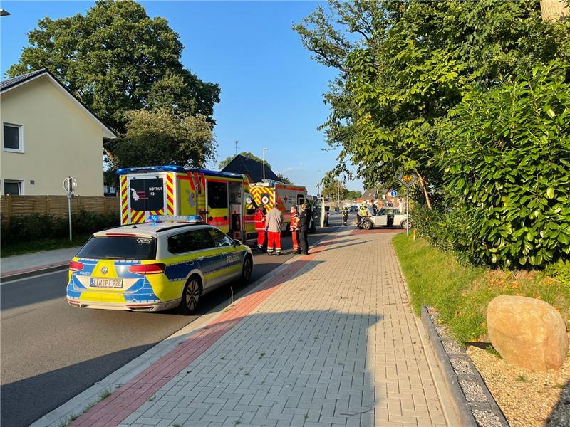 Pkw kollidieren in Fredenbeck – Sanierte K 1 voll gesperrt Der Unfall auf der Hauptstraße ereignete sich am Mittwochabend gegen 18.30 Uhr. Foto: Klempahn