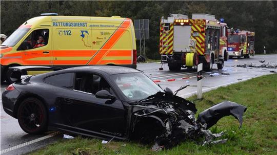 Der Unfall ereignete sich 7. Oktober 2023 auf der Bundesstraße 212 und forderte zwei Todesopfer. Nun prüfen Sachverständige erneut, ob der Porsche-Fahrer tatsächlich die Ursache war.