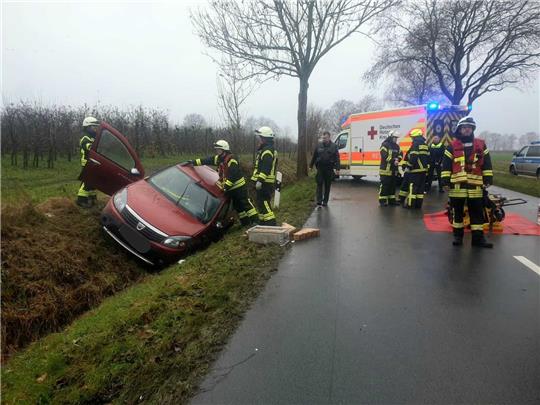 Der Unfall ereignete sich am Mittwochmittag zwischen Grundoldendorf und Harsefeld. Foto: Feuerwehren d. SG Apensen/Facebook
