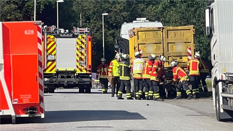Zwei Fahrer sterben bei schwerem Lastwagen-Unfall in Kiel Der Unfall ereignete sich in Kiel-Wellsee.