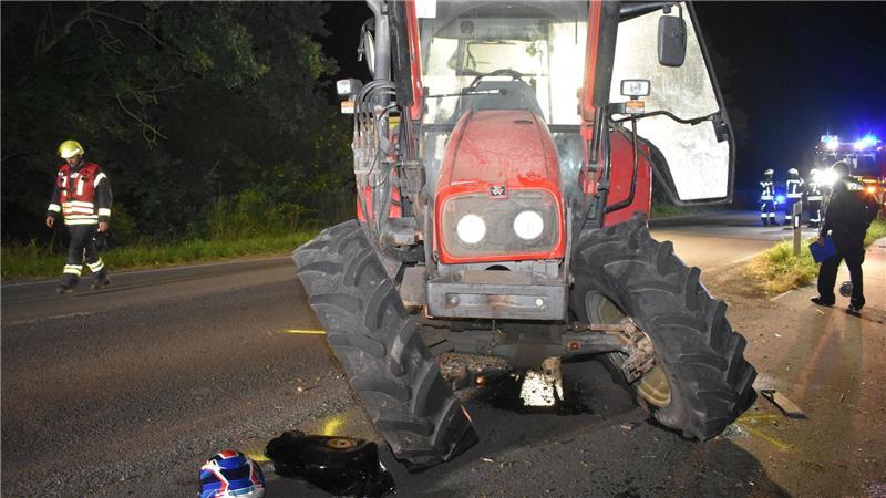 Der Unfall hat auch beim Traktor schwere Spuren hinterlassen.