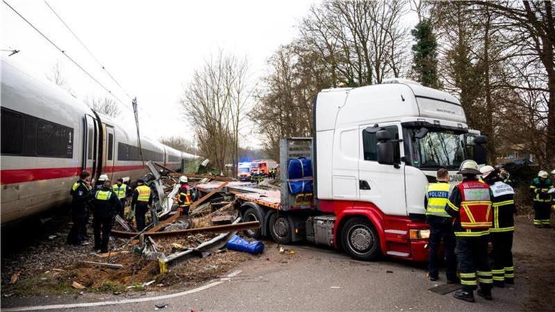Ein Lkw steht nach der Kollision mit einem ICE neben den Gleisen.