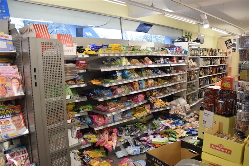 Der Unfall wirkte sich auch auf das Innere des Marktes aus. Foto: Battmer