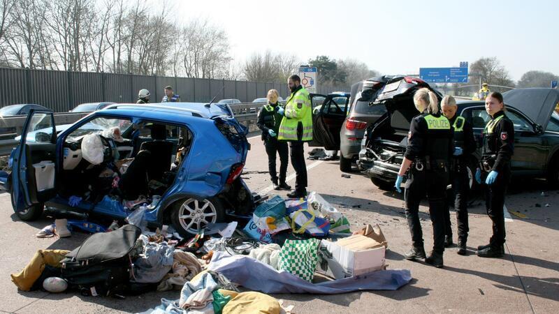 Der Unfallhergang war zunächst unklar, die Autobahn ist zwischen Bremen-Brinkum und dem Dreieck Stuhr in Fahrtrichtung Osnabrück gesperrt.