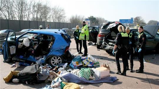 Der Unfallhergang war zunächst unklar, die Autobahn ist zwischen Bremen-Brinkum und dem Dreieck Stuhr in Fahrtrichtung Osnabrück gesperrt.