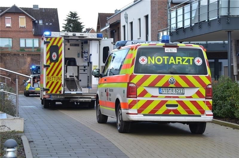 Der Unfallort: Bei einer Baustelle in Stade ist der Fußgänger von einem Lkw erfasst worden. Fotos: Polizei
