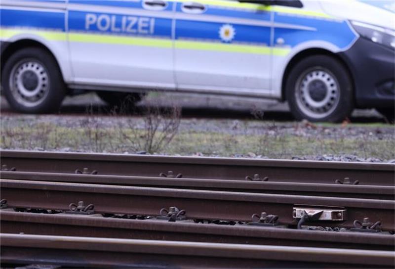 Drama in Bremen: Dreijähriger Junge von Zug überrollt und tödlich verletzt Der Unfallort liegt in Bremen-Gröpelingen im Bereich einer Kleingartenanlage (Symbolbild). Foto: pa/dpa