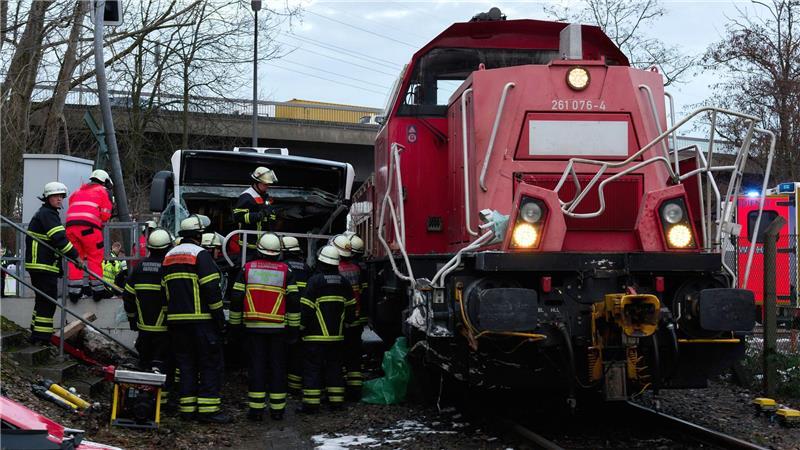 Der Unfallort liegt unterhalb der östlichen Rampe der Köhlbrandbrücke.