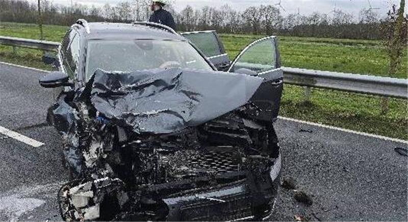 Der Unfallverursacher kollidierte erst mit einem Auto im Gegenverkehr und schleuderte dann noch gegen einen weiteren Wagen.