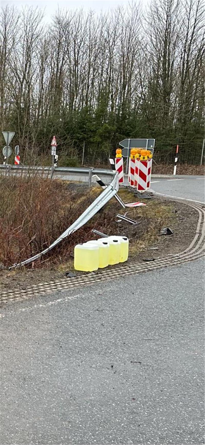 Der Unfallwagen hatte mehrere Kanister geladen. Foto: Eggers