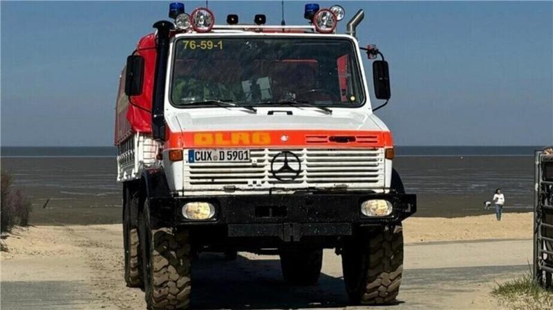 Junge Wattwanderer in Lebensgefahr – Rettungseinsatz vor Cuxhaven Der Unimog der DLRG ist nach dem Einsatz zurück aus dem Watt und befindet sich an Land.