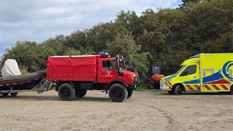 Der Unimog mit Rettungsboot fährt von Duhnen aus durch das Watt. Die Einsatzkräfte kontrollieren auf dem Weg zur Unglücksstelle den Bereich rund um den Unfallort. 