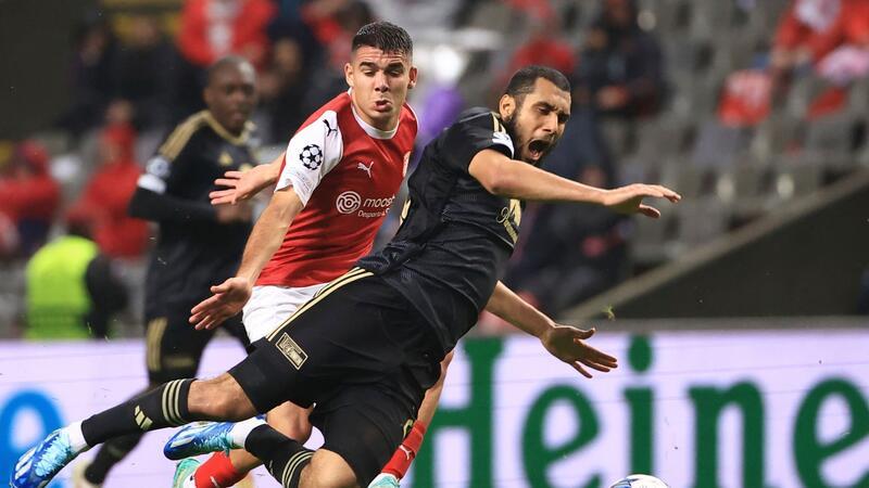 Der Unioner Aissa Laidouni (r) wird von Bragas Victor Gomez zu Fall gebracht.