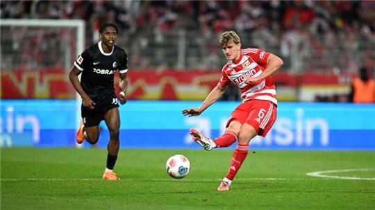 Der Unioner Aljoscha Kemlein (r) freut sich auf das Auswärtsspiel bei seinem Ex-Verein St. Pauli.
