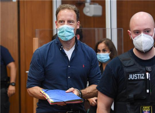 Der Unternehmer Alexander Falk (li.) kommt in Begleitung von Justizbeamten zur Urteilsverkündung in den Gerichtssaal des Landgerichts. 2010 schießt ein Unbekannter einem Frankfurter Wirtschaftsanwalt ins Bein. Jahre später wird der einstige Börsenstar Alexander Falk als Drahtzieher verurteilt. Er selbst will das Urteil nicht hinnehmen. Foto: Arne Dedert/dpa