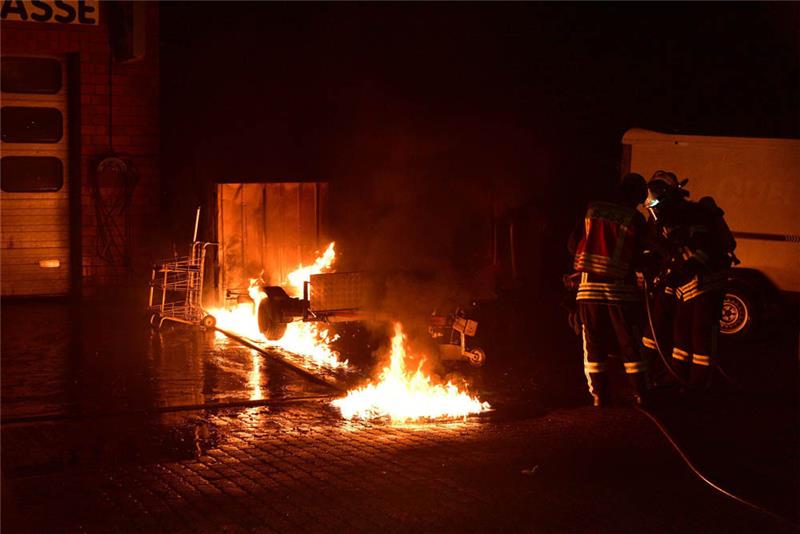 Der Unterstand für Müllsäcke und Kanister steht in Flammen. Fotos: Beneke