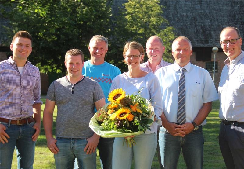 Der V orstand des Beratungsrings Oldendorf gratuliert zur bestandenen Prüfung (von links): Claas Tiedemann, Ingo Hemp, Birger Hellwege, Jana Wolter, Heinrich Müller, Rolf Hahn und Herwig Bülau. Es fehlt Vorstandskollege Söhnke Schlichtmann.