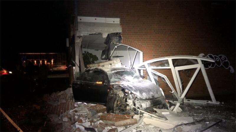 Der VW Beetle schlug wie eine Abrissbirne durch das Immobilienbüro.