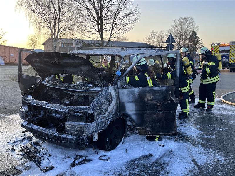Rauchsäule über Horneburg: VW-Bus steht in Flammen Der VW-Bus ist in Horneburg komplett ausgebrannt.