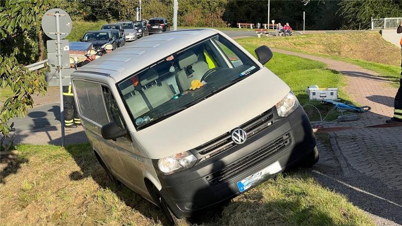 VW-Bus gerät am Lühedeich ins Rutschen Der VW-Bus war am Lühedeich in Schieflage geraten.