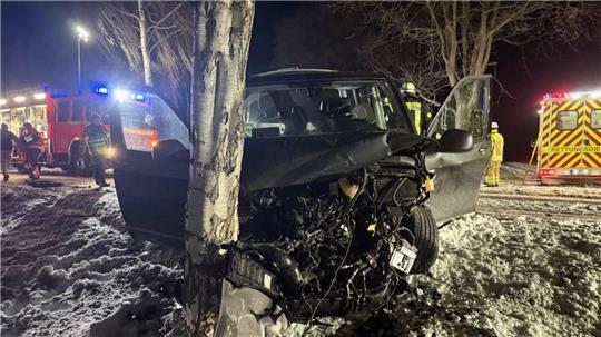 Der VW-Bus wurde durch den Aufprall völlig zerstört.