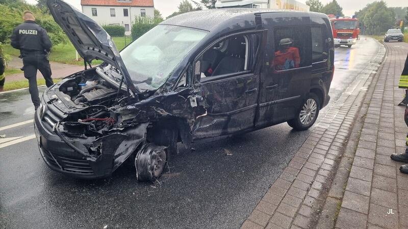 Der VW Caddy der 65-jährigen Autofahrerin nach dem Aufprall.