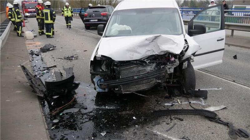 Schwerer Unfall auf B495: Autofahrer auf Ostebrücke verletzt Der VW Caddy des 65-jährigen Unfallverursachers wird bei dem Frontalzusammenstoß erheblich beschädigt.