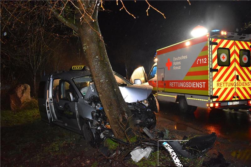Der VW Caddy stieß auf Höhe des Friedhofs in Wedel auf der K1-Umleitung gegen einen Baum, der Fahrer wurde schwer verletzt. Foto: Vasel