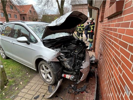 Der VW Golf prallte gegen die Wand des Dorfgemeinschaftshauses in Steinkirchen, der Fahrer (83) wurde schwer verletzt. Foto: Vasel