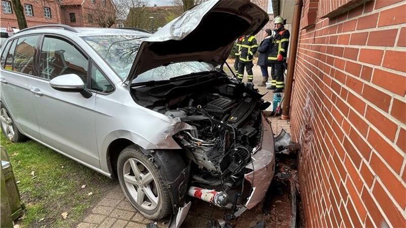 Der VW Golf prallte gegen die Wand des Dorfgemeinschaftshauses in Steinkirchen, der Fahrer (83) wurde schwer verletzt.