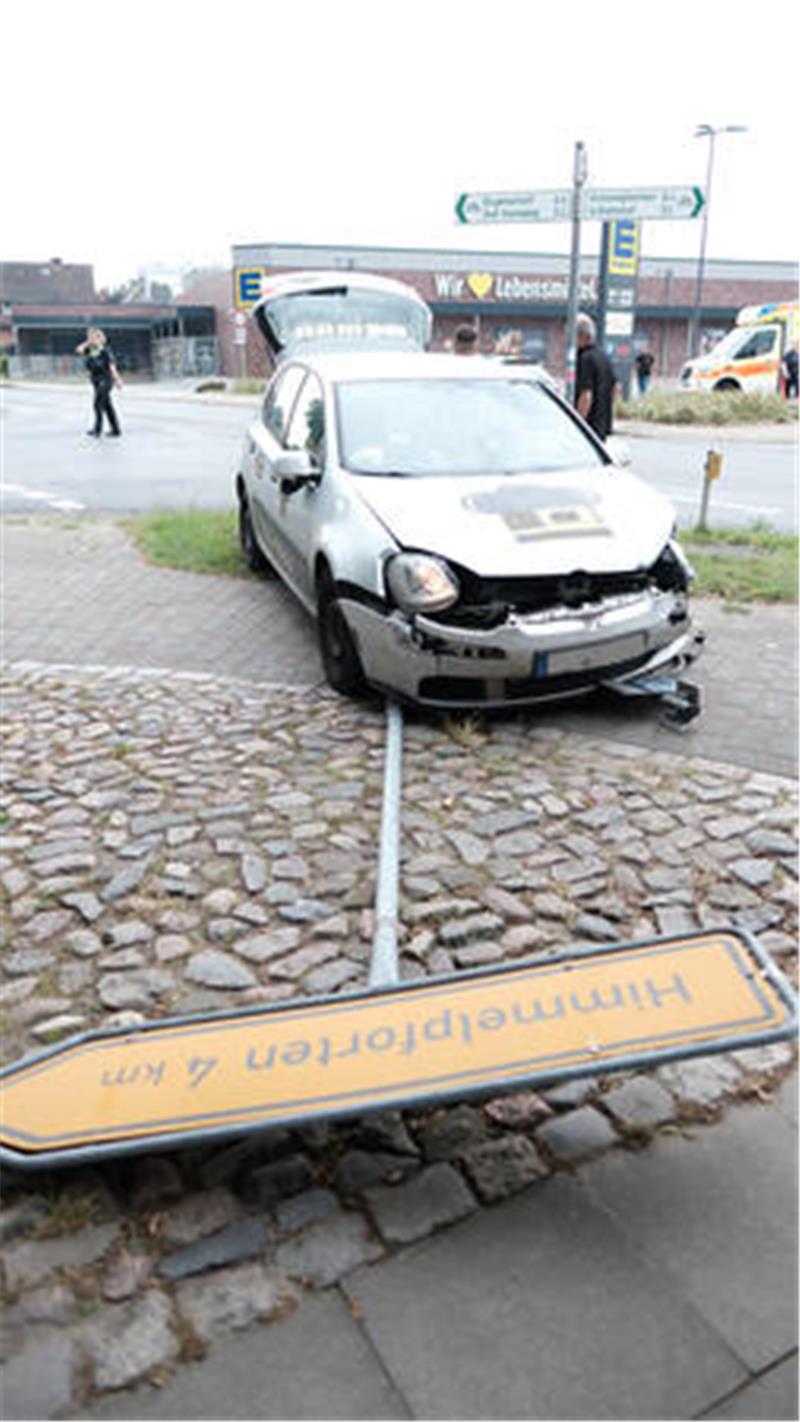 Zwei Autos kollidieren auf Kreuzung in Hammah Der VW Golf überfuhr ein Verkehrsschild.