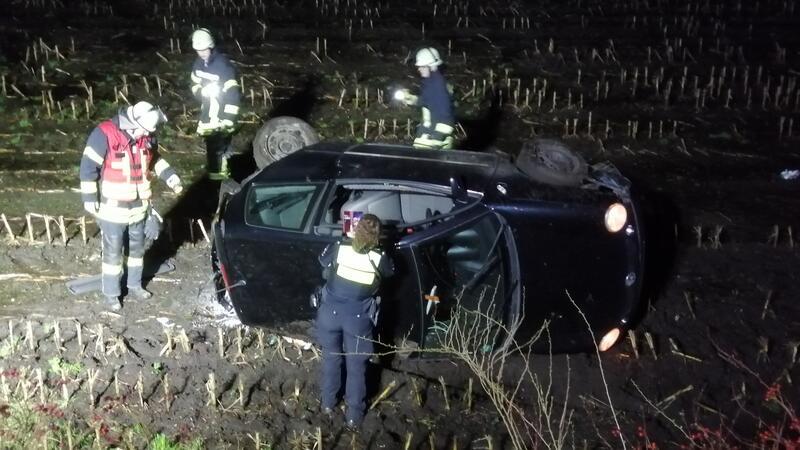 Autofahrerin bei Unfall auf B73 schwer verletzt - Staus im Berufsverkehr Der VW Lupo schleuderte einen Abhang hinunter und landete auf einem tiefer gelegenen Feld.